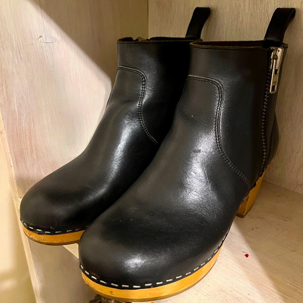 Swedish Hasbeen black ankle bootie 7.5